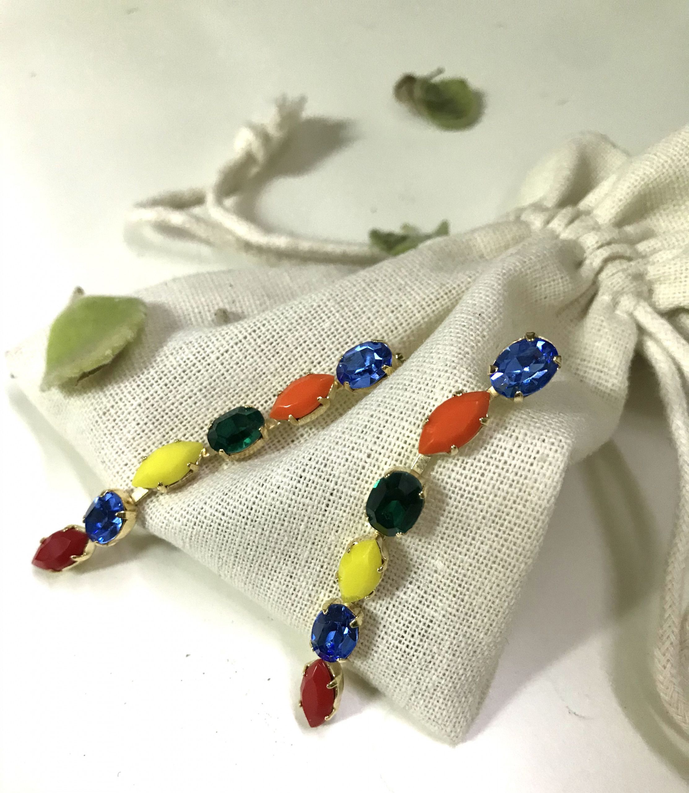 pendientes largos con pirdras de colores brillantes y opacos.