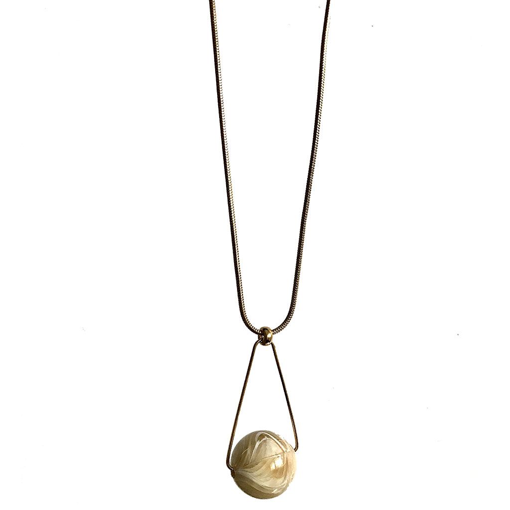 collar largo cgapado oro y bola acetato crema