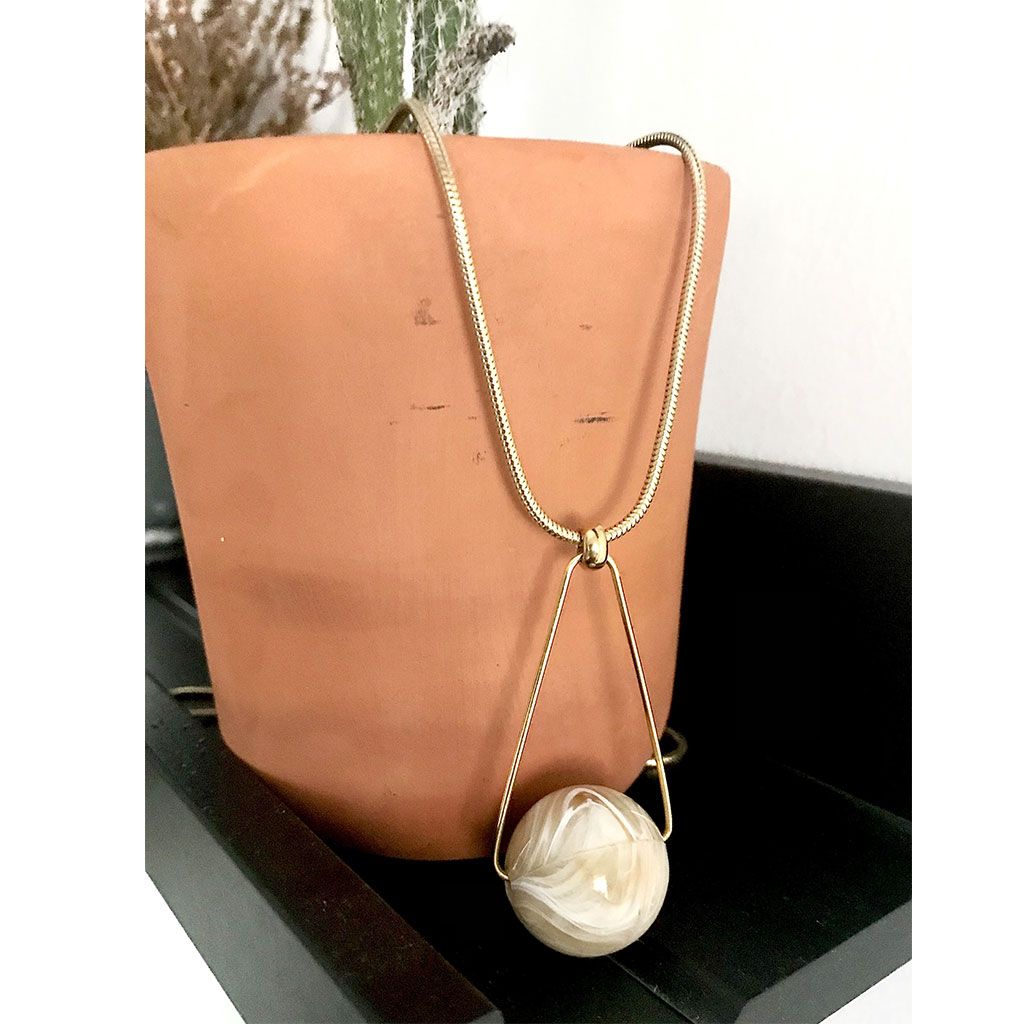COLLAR ORO CON BOLA CREMA